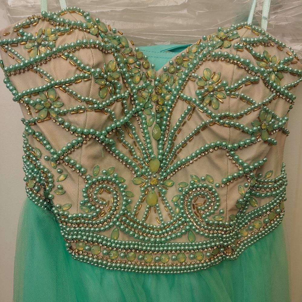 Strapless mint ballgown size 4 - Picture 3 of 8